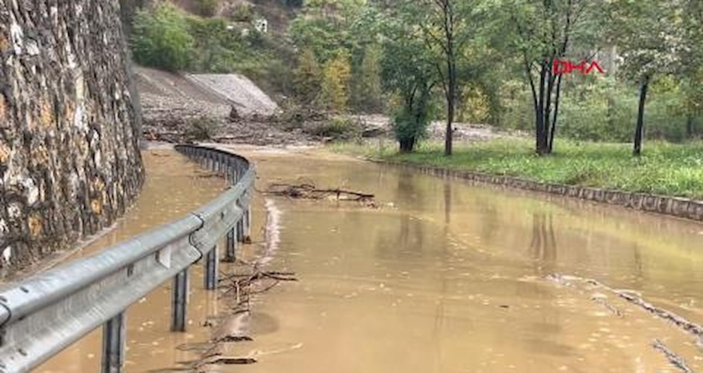 Geyve'de Sağanak Sonrası Heyelan Nedeniyle İki Mahallenin Bağlantı Yolu Kapandı