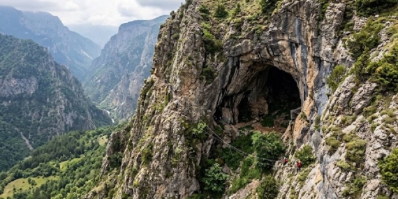 Artvin'de Sarp Mağaralardan Hasat Edilen Elf Balının Kilogramı 264 Bin Liraya Ulaştı